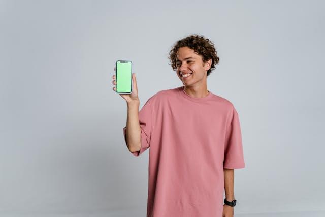 Человек с телефоном в руках