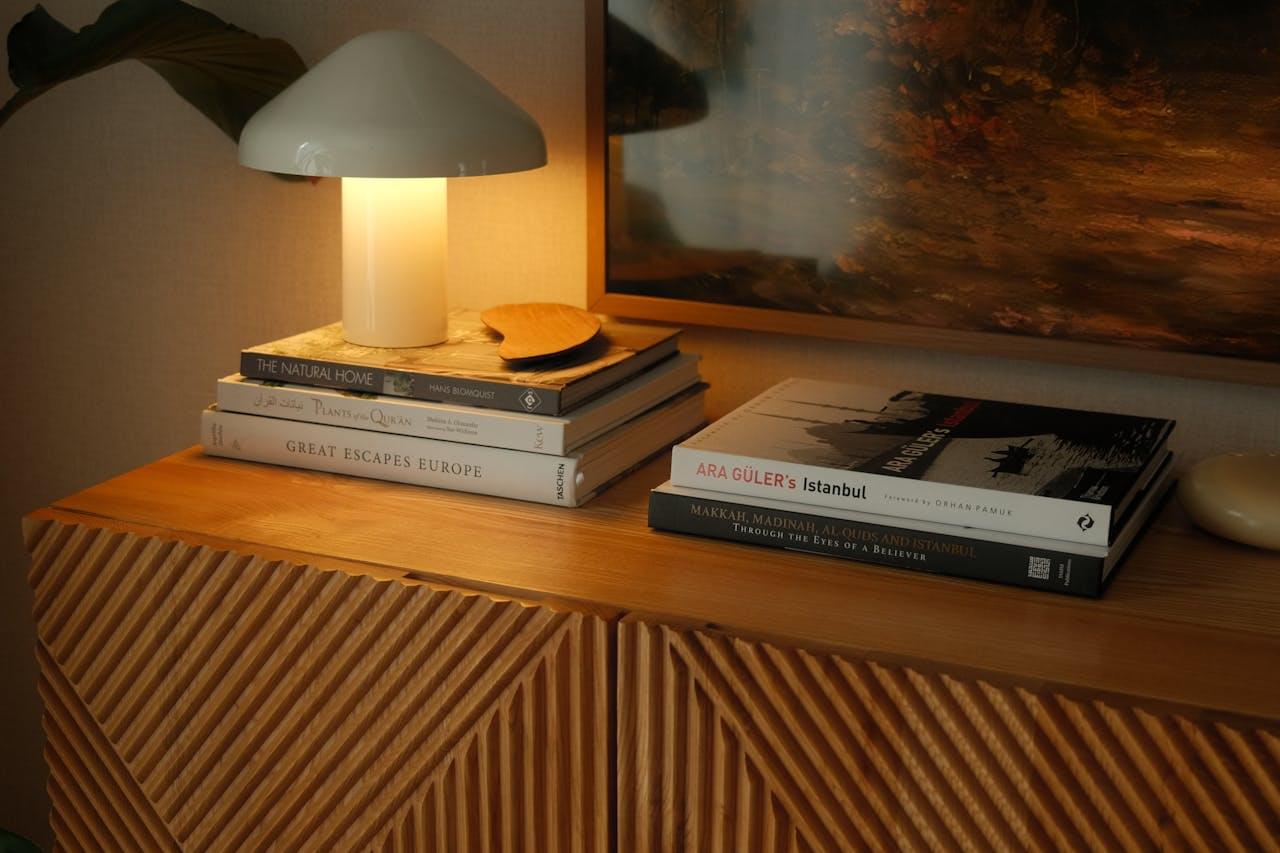 Книги и лампа на столе